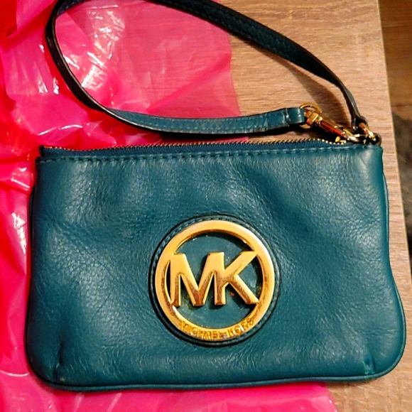 Michael Kors wristlet - Picture 1 of 3